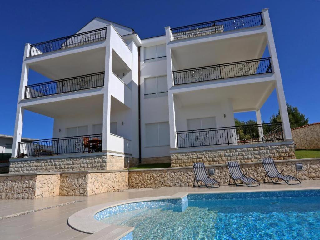 Lovely Apartment With Beautiful Pool 프리모스턴 외부 사진